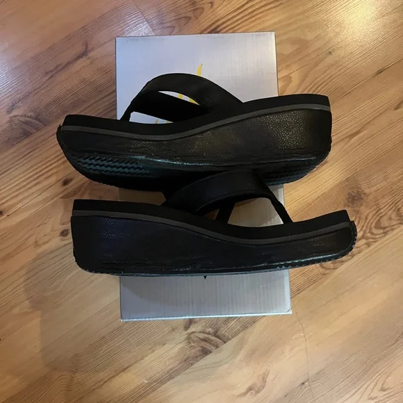 LIKE NEW w/Box Volatile Black Wedge Leather Platform Sandals - Picture 12 of 13